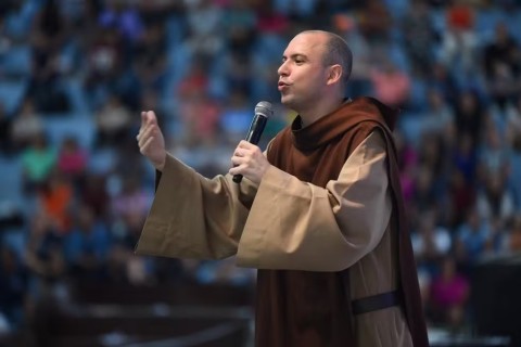 Frei Gilson vira alvo da esquerda após live com 1 milhão de fiéis