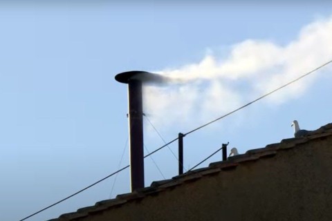 Habemus Papam! Fumaça branca sinaliza que novo papa foi eleito; saiba o que acontece agora