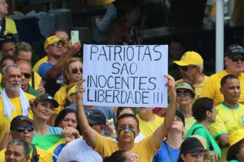 Milhares se Reúnem em Copacabana em Apoio a Bolsonaro e Pedem Anistia